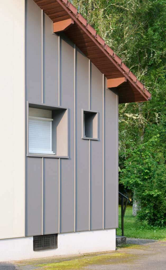Rénovation de façade avec finitions lisse et joint debout — Maison individuelle à Saint-Hippolyte