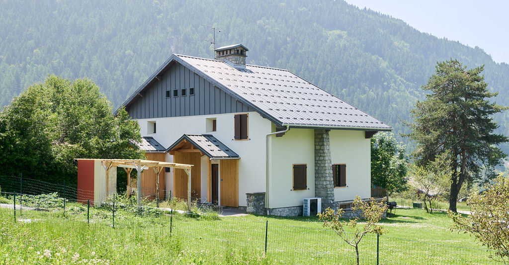 Façade contemporaine avec finition lisse et joint debout — Maison individuelle à Séez