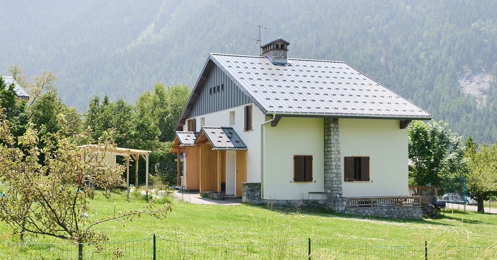 Façade contemporaine avec finition lisse et joint debout — Maison individuelle à Séez