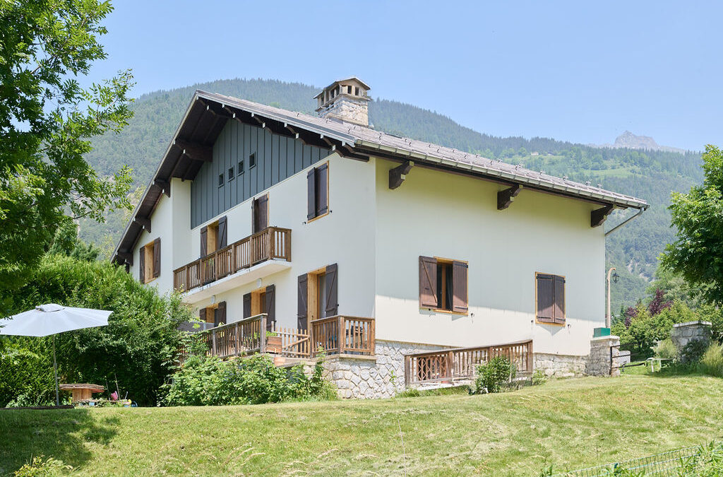 Façade contemporaine avec finition lisse et joint debout — Maison individuelle à Séez
