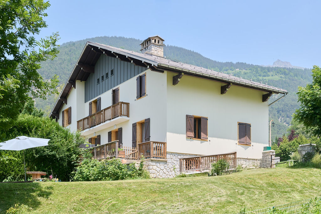 Façade contemporaine avec finition lisse et joint debout — Maison individuelle à Séez