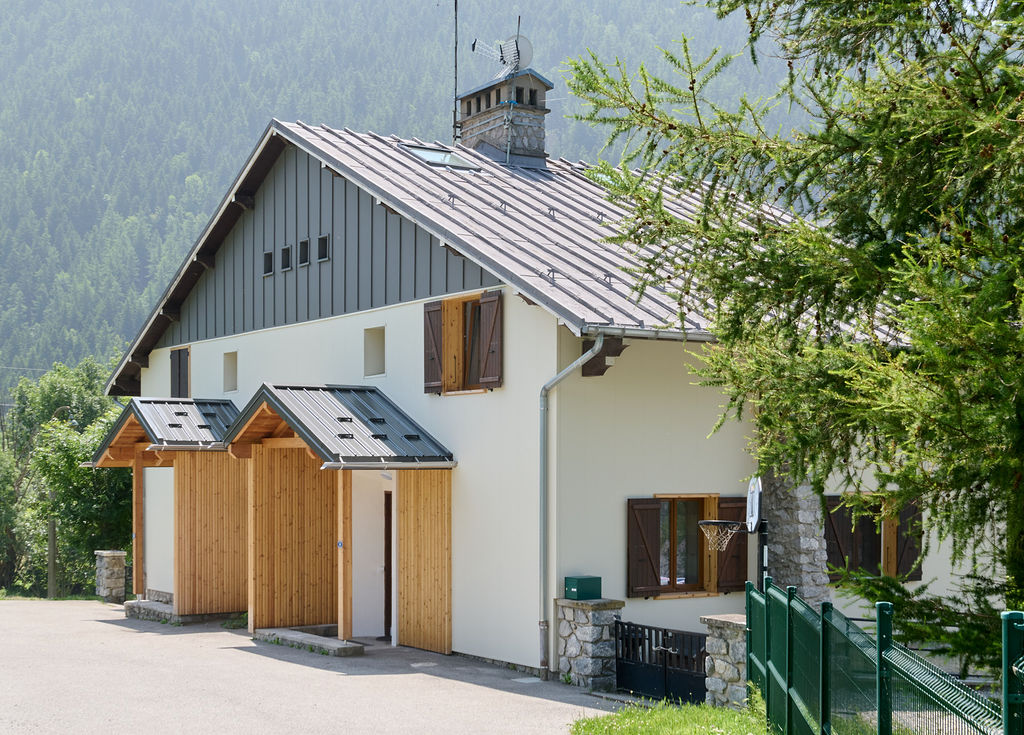 Façade contemporaine avec finition lisse et joint debout — Maison individuelle à Séez