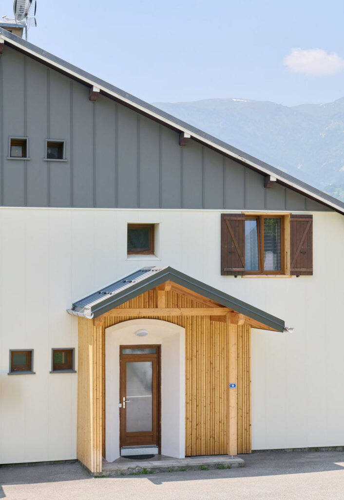 Façade contemporaine avec finition lisse et joint debout — Maison individuelle à Séez
