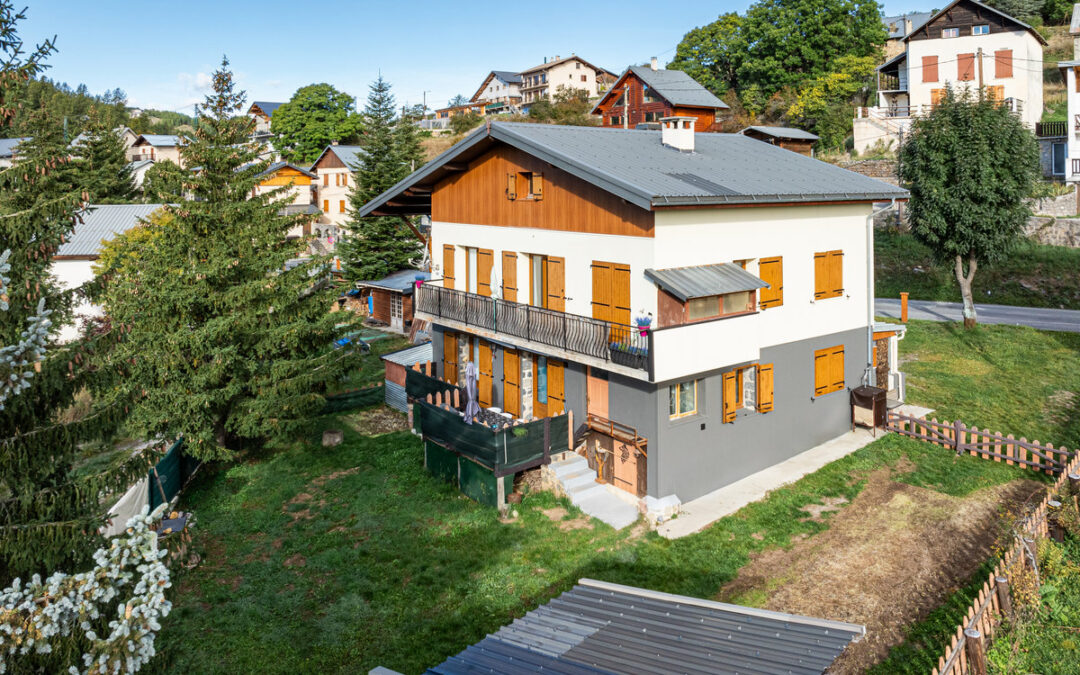 Isolation extérieure multi-finitions (crépi et clin) — Maison individuelle à Beuil