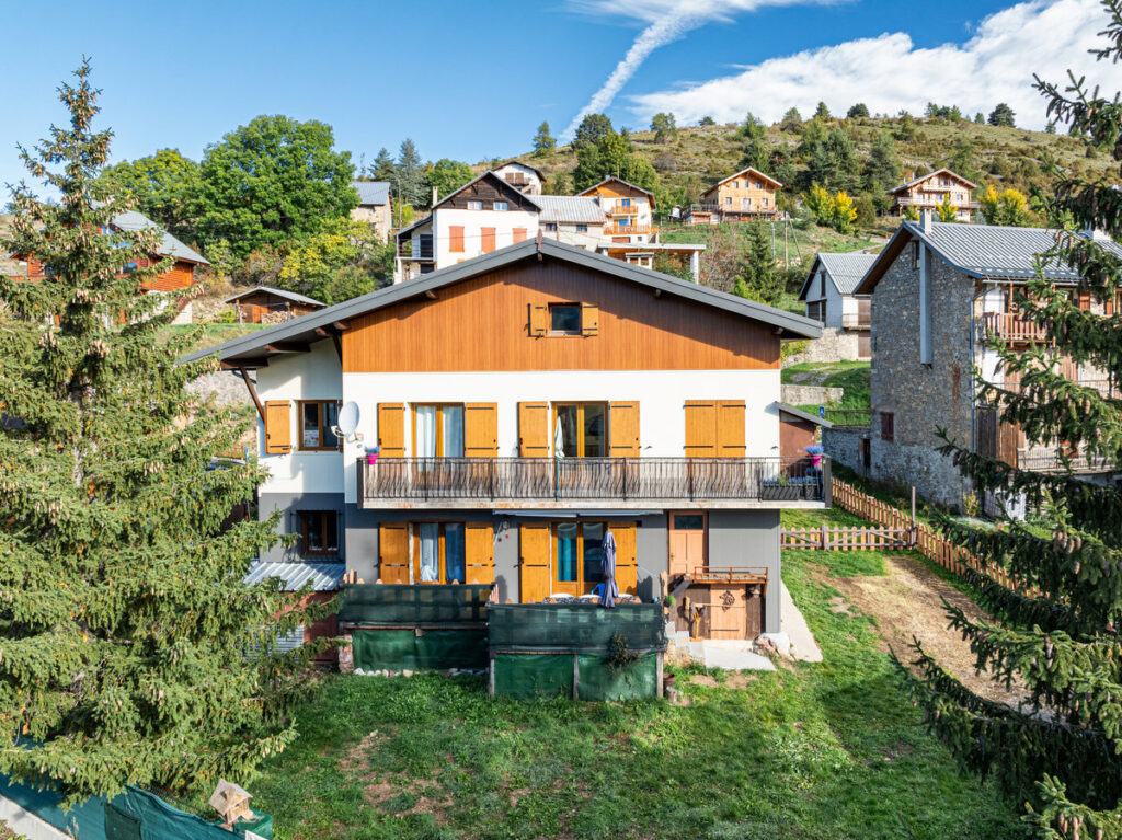 Isolation extérieure multi-finitions (crépi et clin) — Maison individuelle à Beuil