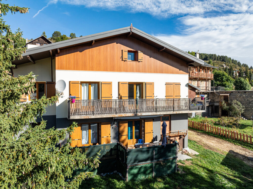 Isolation extérieure multi-finitions (crépi et clin) — Maison individuelle à Beuil
