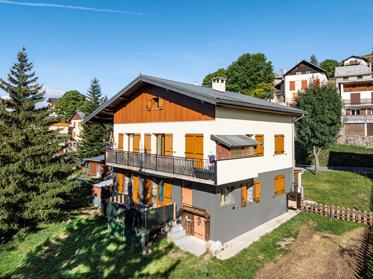 Isolation extérieure multi-finitions (crépi et clin) — Maison individuelle à Beuil