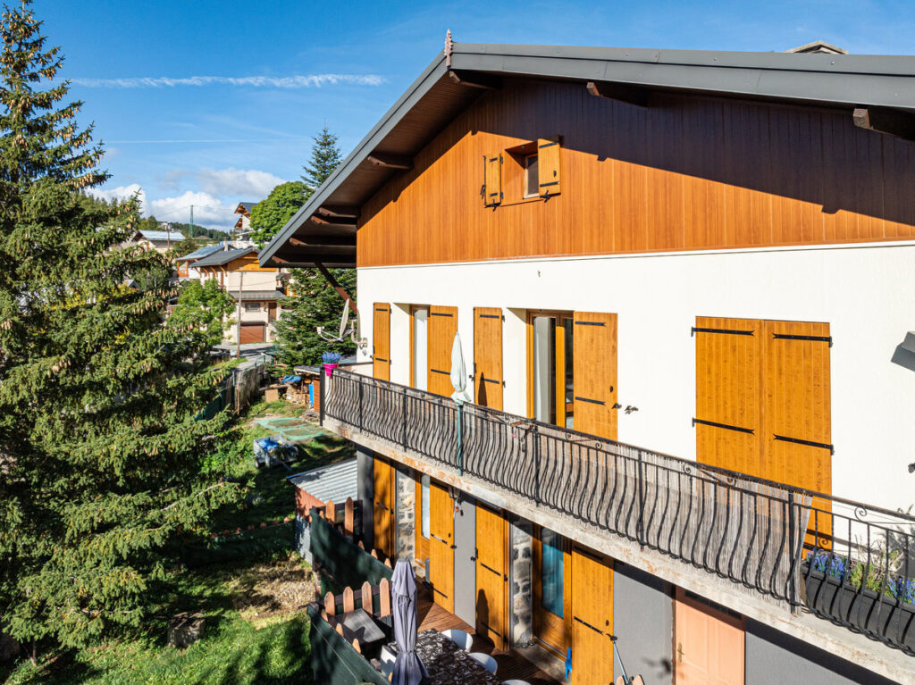 Isolation extérieure multi-finitions (crépi et clin) — Maison individuelle à Beuil