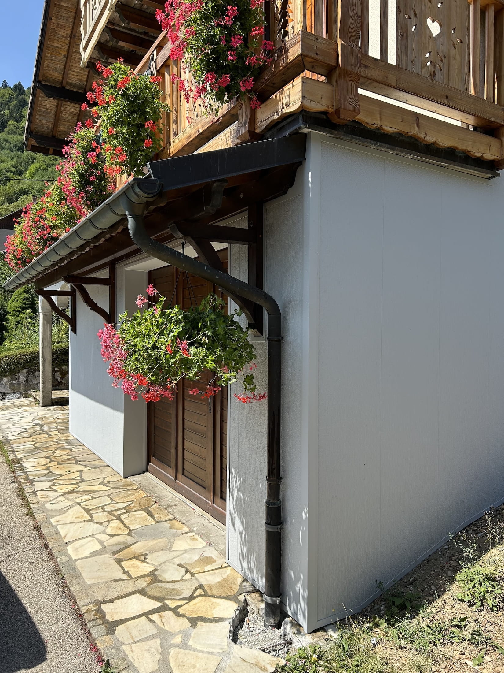 Isolation thermique par l’extérieur à Habère-Poche – Crépi et finitions bois
