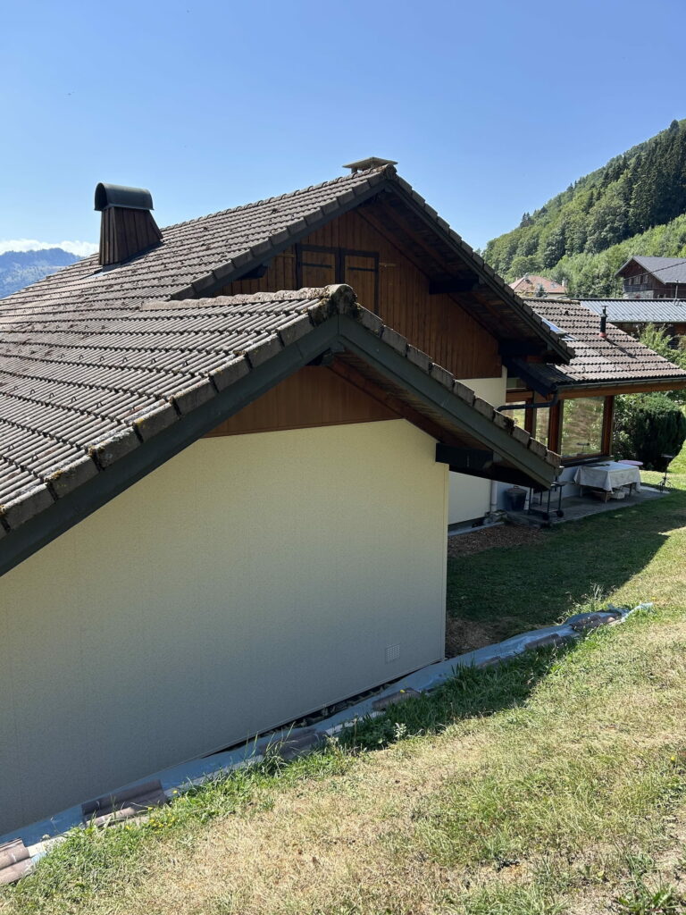 Isolation thermique par l’extérieur à Habère-Poche – Crépi et finitions bois