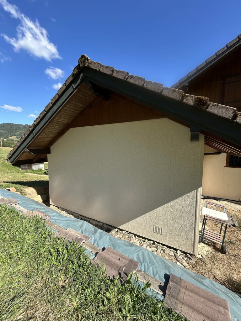 Isolation thermique par l’extérieur à Habère-Poche – Crépi et finitions bois