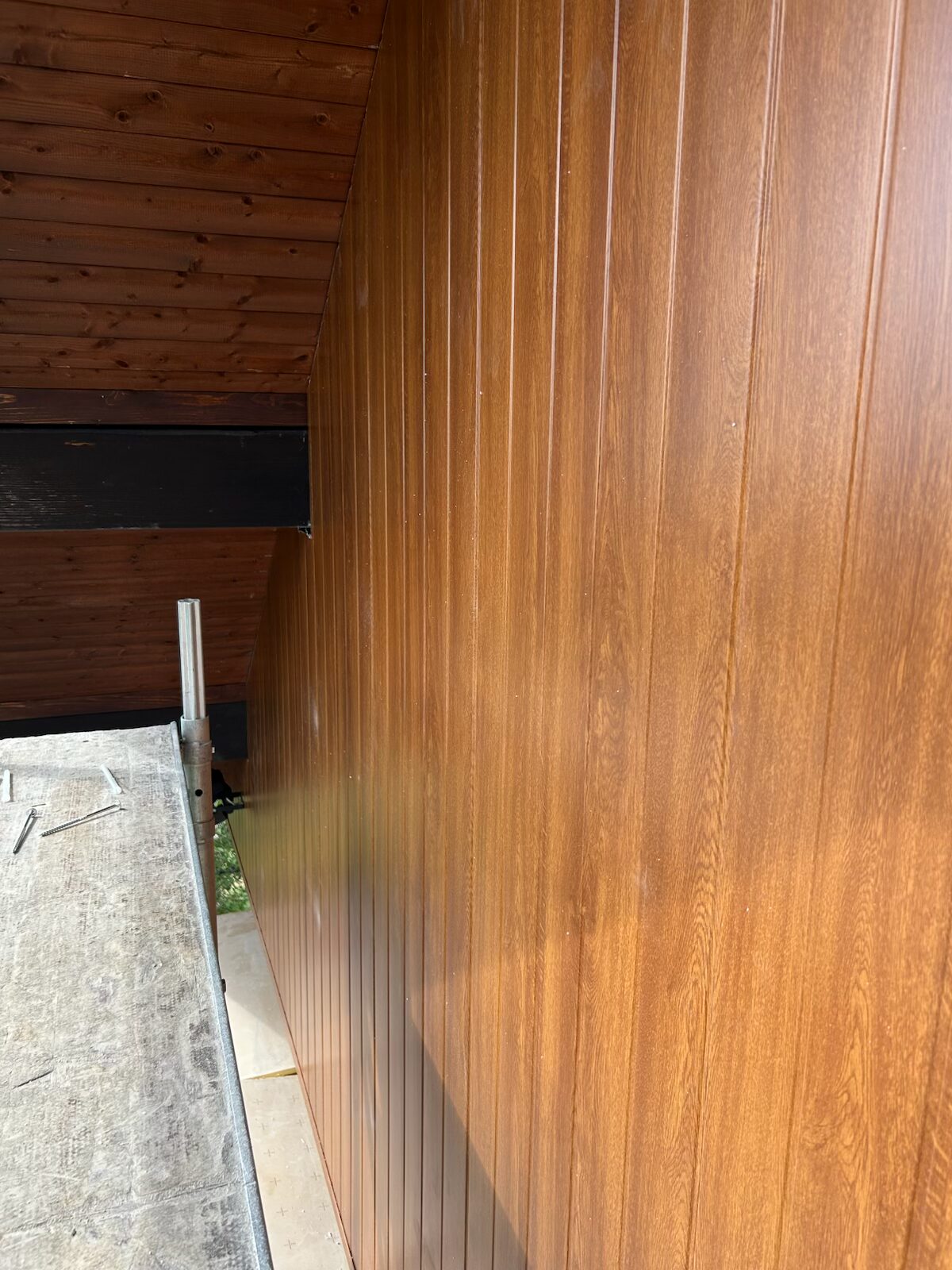Vêture aluminium aspect bois posée sous débord de toit – isolation extérieure en Haute-Savoie