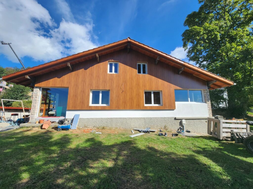 Façade arrière isolée par l’extérieur, clin Chêne Doré pose verticale – maison individuelle en Suisse