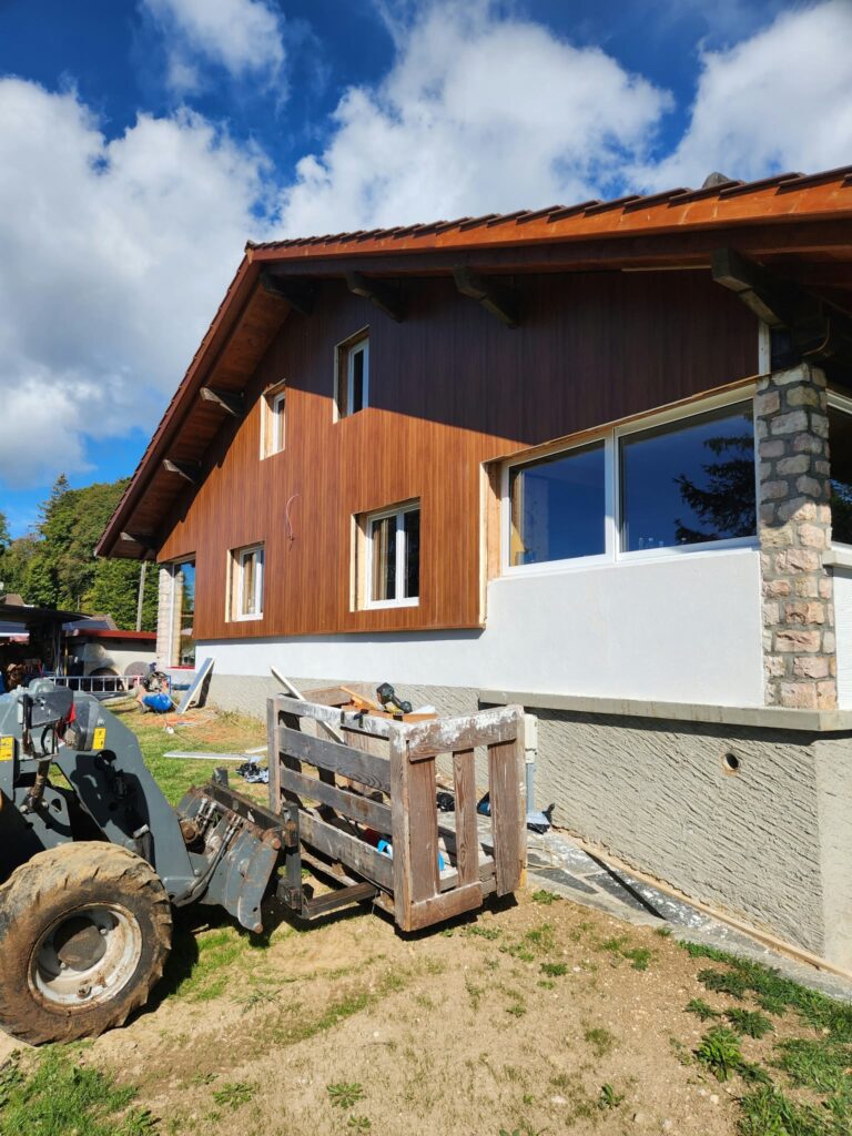 Pignon arrière rénové en clin Chêne Doré vertical, système UNISO fourni en kit – Suisse