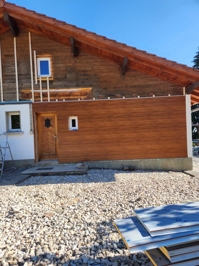 Façade avant en clin Chêne Doré pose horizontale sur ancien bardage bois – Suisse