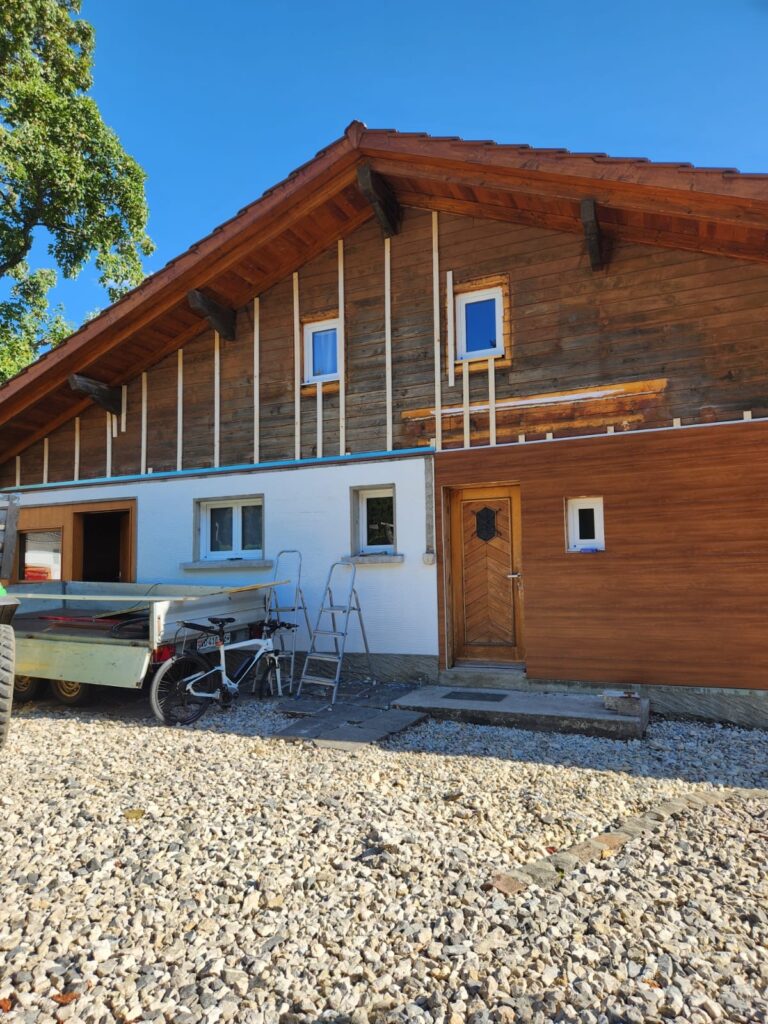 Pose en cours du clin Chêne Doré horizontal sur ossature tasseaux – maison en Suisse