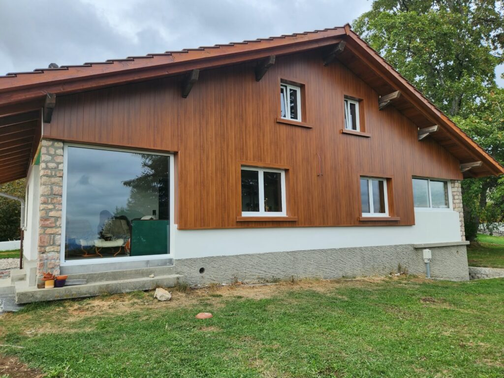Façade arrière terminée en clin lisse Chêne Doré pose verticale avec habillages de fenêtres – ITE fournie en kit, Suisse
